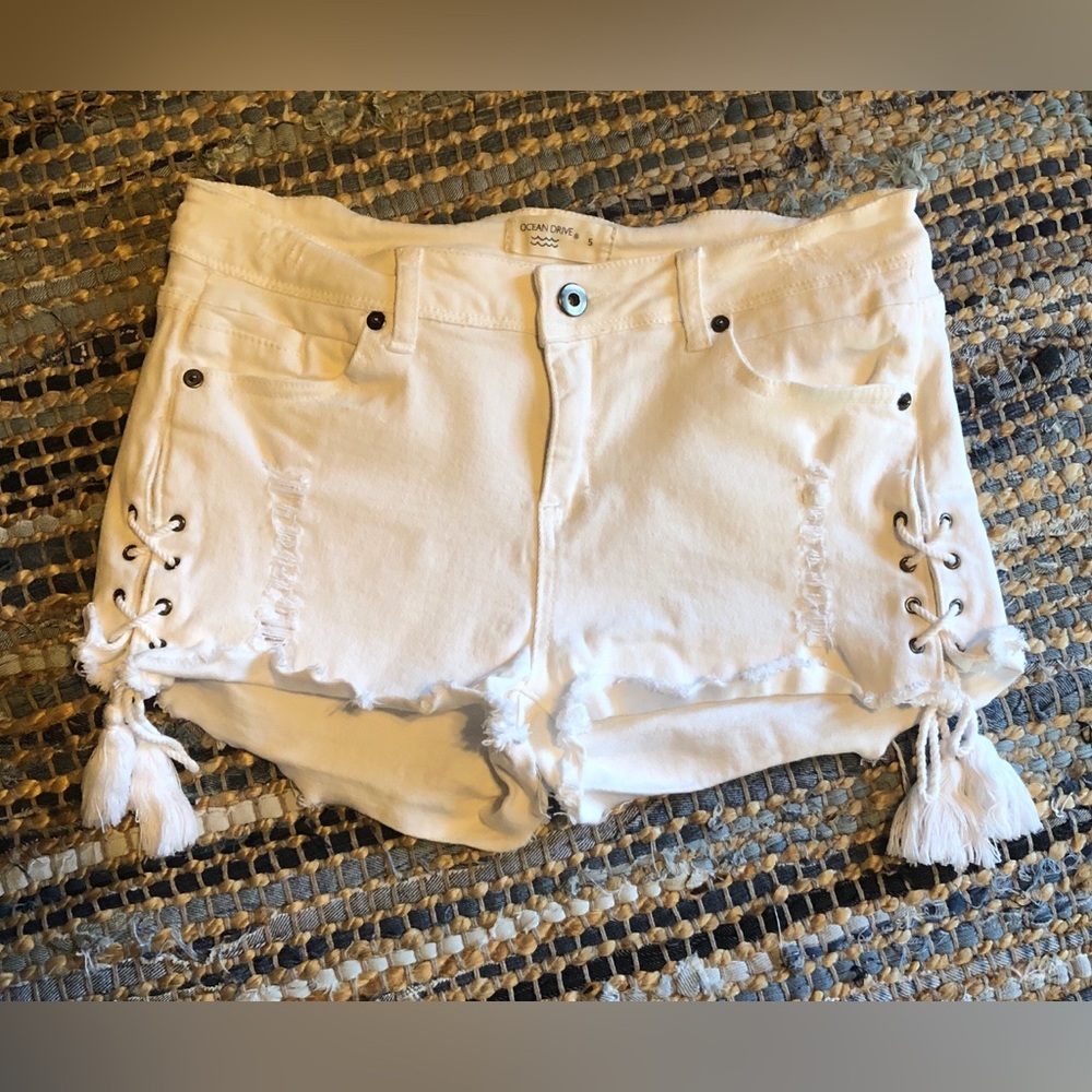 Ocean Drive White Distressed Lace-Up Women’s Shorts
Size 5